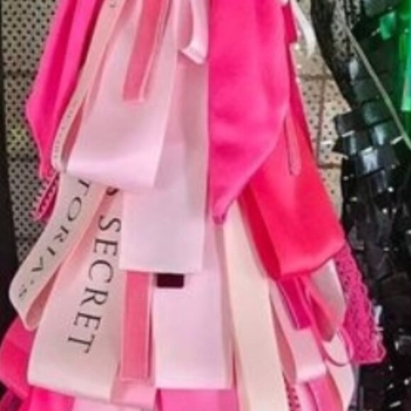 Victoria's Secret Ribbon Tree - Picture 1 of 4